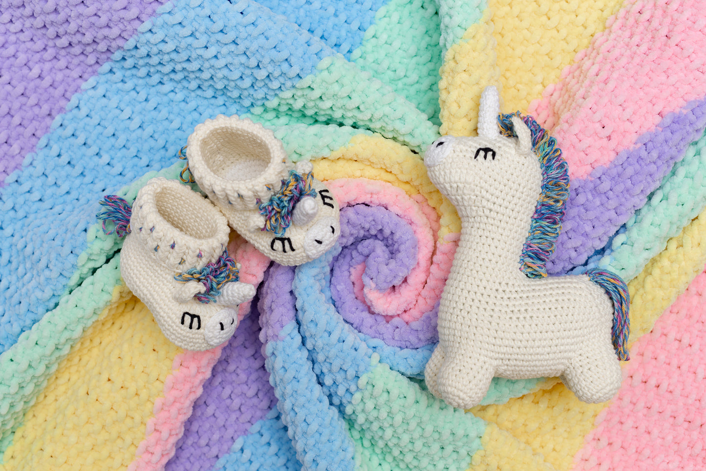 Baby shower gift set Unicorn toy, booties and blanket pregnancy gift box